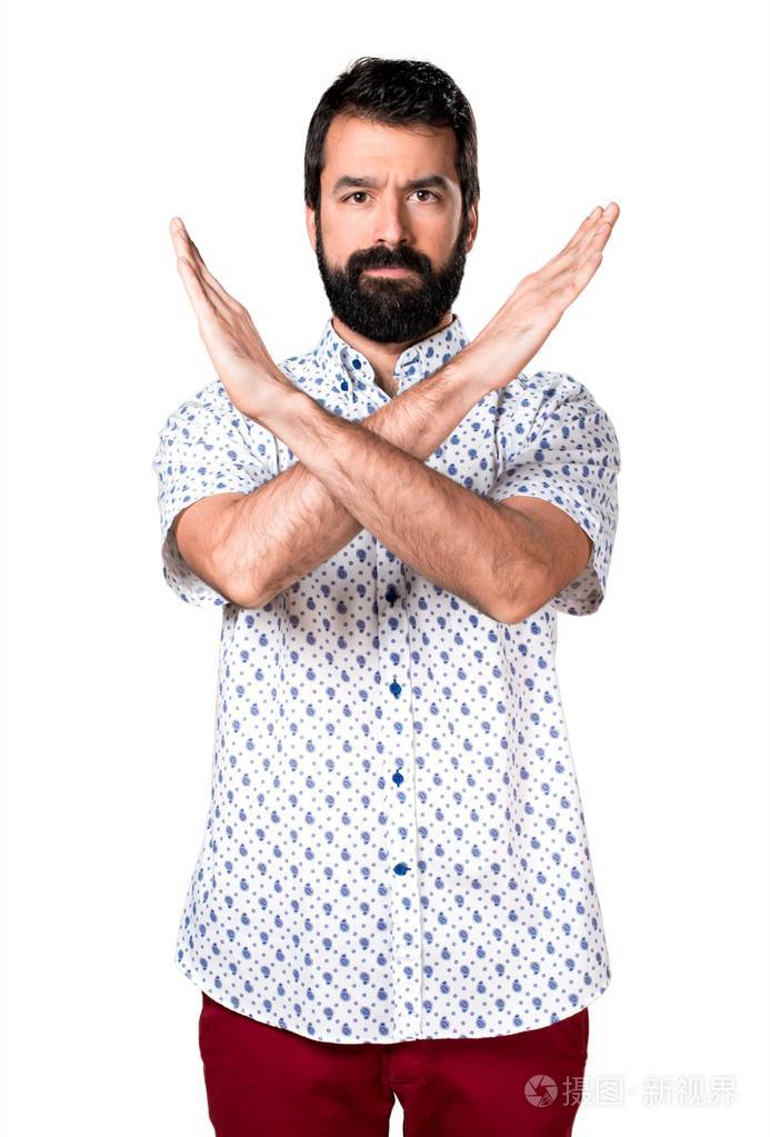 英俊的黑发男人,留着胡子做没有手势