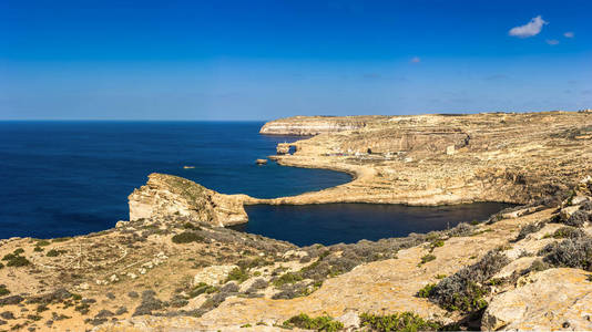 戈佐岛，马耳他著名的 Azure 窗口与真菌的岩石和杜埃湾的全景的美丽的夏日，与湛蓝的天空