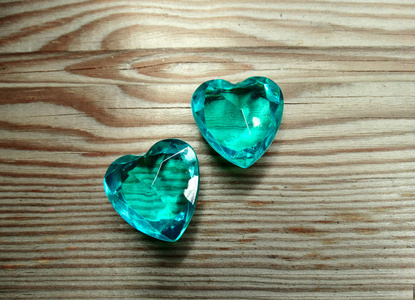海蓝宝石宝石心脏上的老木材背景爱的概念