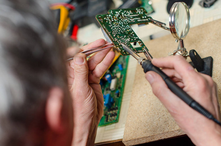 电子技术员修理手机照片