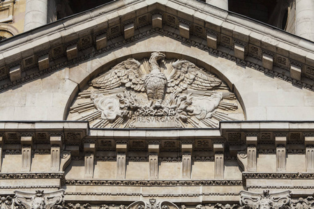 凤凰雕塑正面上的圣圣保罗大教堂