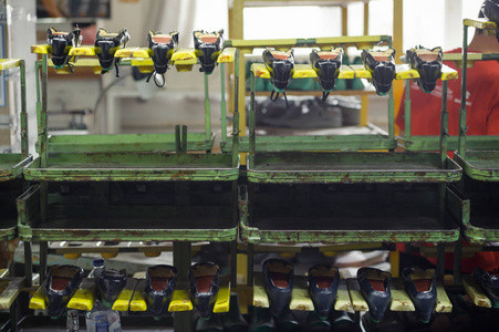 制鞋业是制作鞋类的过程图片