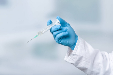 医生的手用注射针照片