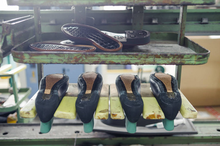 制鞋业是制作鞋类的过程照片