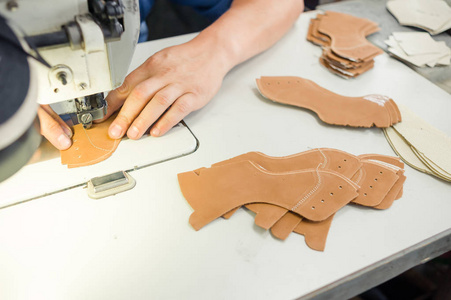 制鞋业是制作鞋类的过程照片