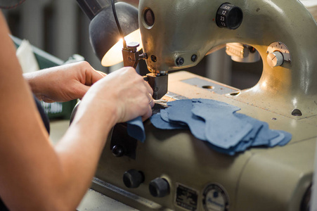 制鞋业是制作鞋类的过程照片