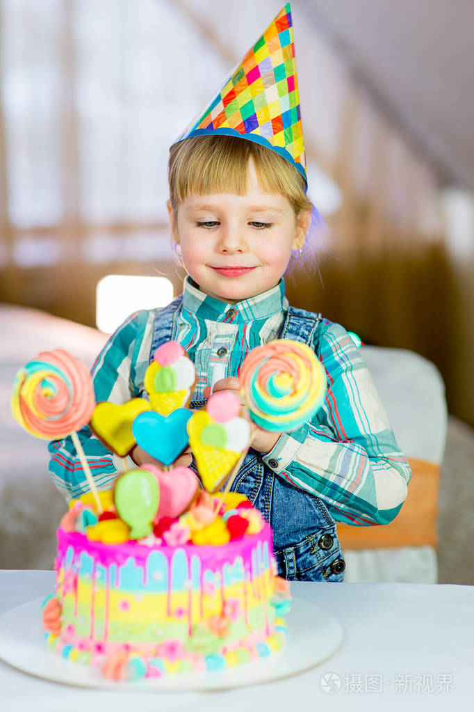 小女孩庆祝生日蛋糕