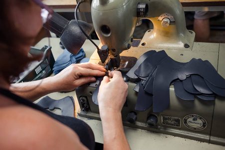 制鞋业是制作鞋类的过程照片