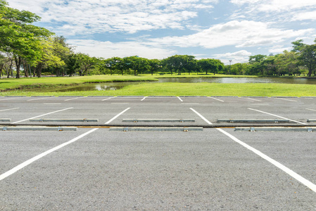 空旷的停车场图片-空旷的停车场素材-空旷的停车场插画-摄图新视界