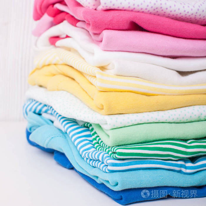 折叠的婴儿衣服