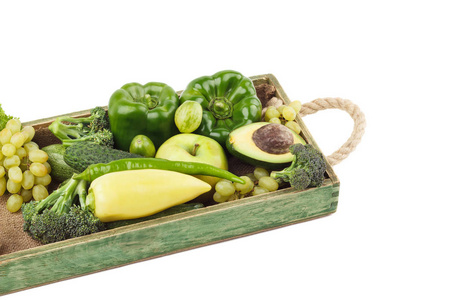 一整套不同绿色新鲜蔬菜和水果在木制托盘