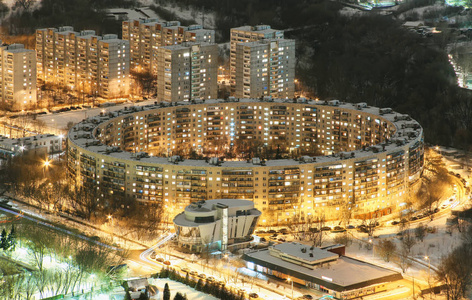公寓住宅在莫斯科晚上环的形式。从上面查看