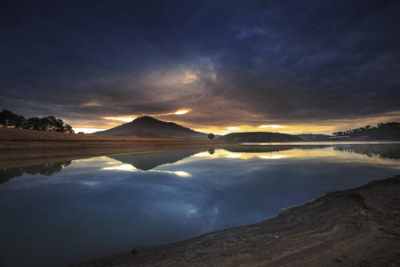 湖上表面反映高山区，大叻的黎明的第一缕