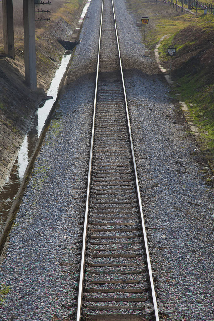 阳光明媚的铁轨照片-正版商用图片0xn6vy-摄图新视界