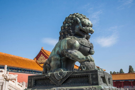 北京故宫博物馆太和殿门前的铜狮子一对照片