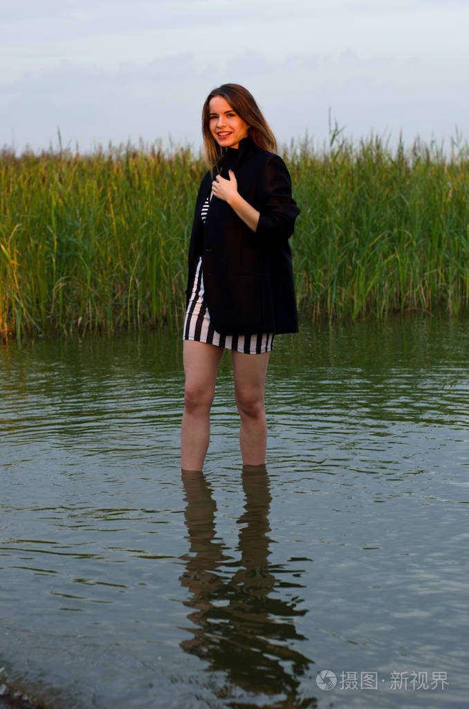 美丽的姑娘在水中