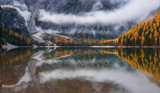 在秋天的早晨的田园湖 Braies