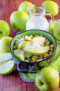 蜜饯苹果与苹果和蜜饯的水果燕麦牛奶什锦早餐照片