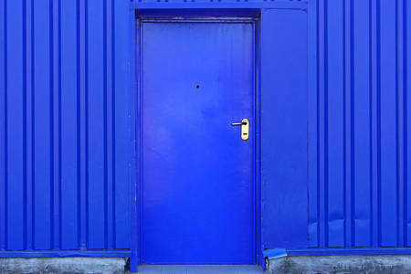 蓝色的门，在金属建材