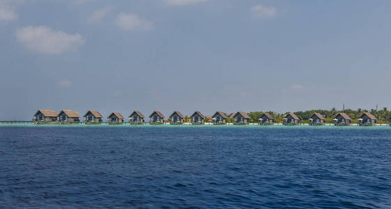 别墅是在热带沙滩上踏入水。在 Maldives.Water 别墅在马尔代夫的水平房