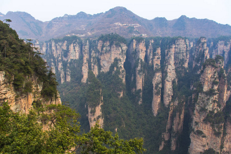 在清晨的虚幻山峰