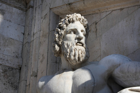 雕塑的台伯河中从头至尾都是 Michelangel Capitolium