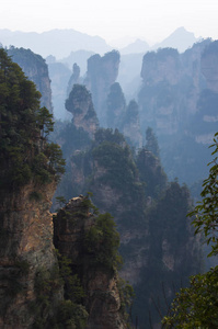 在清晨的虚幻山峰