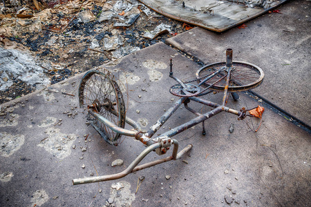 盖特林堡森林火毁坏孩子的自行车