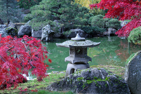 秋天的颜色的日式花园石寺