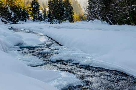 冬天的山风景, 冰冻的河流覆盖着雪的流动