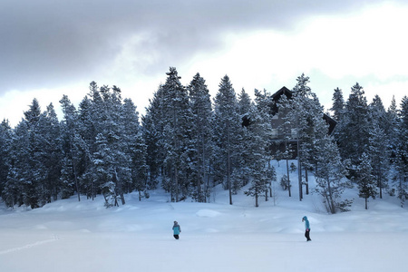 人走在山林旷野松雪