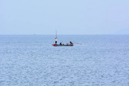 小渔船在海