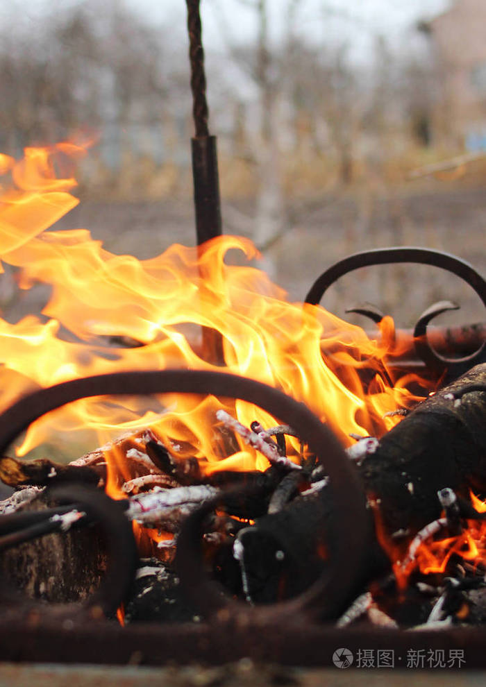 在火盆里燃烧的木柴消防