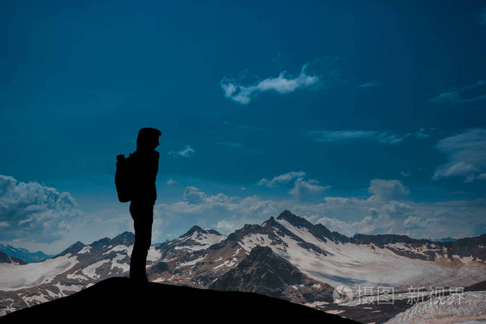 对海站在山顶上望著远方的人