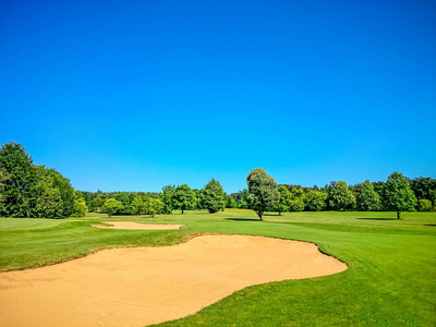 高尔夫球场，天然的绿色草地，蓝蓝的天空