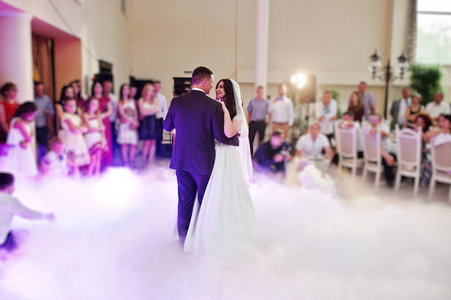 令人敬畏的第一次婚礼与烟雾和玫瑰紫灯共舞