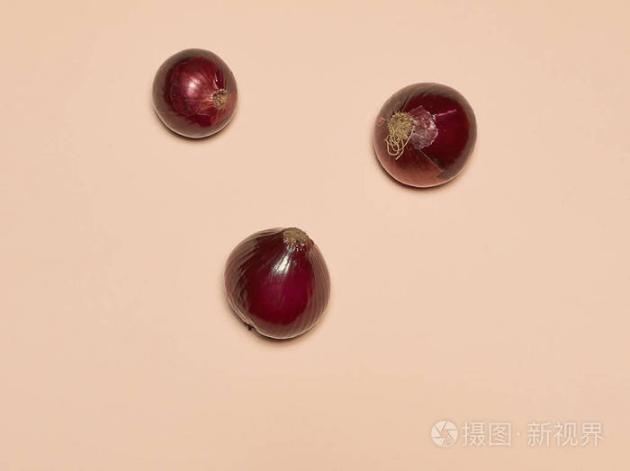 粉红色背景上的红色鲜葱