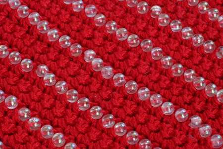 红色针织面料与珠子的装饰图片