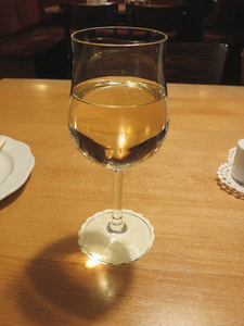 桌子上的一杯白葡萄酒