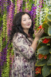 全部的亚洲女人在房间里与花