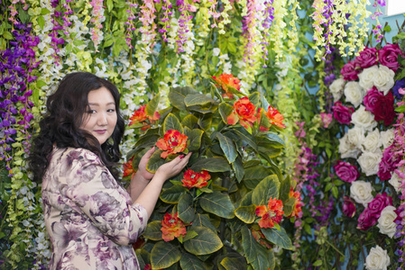 全部的亚洲女人在房间里与花