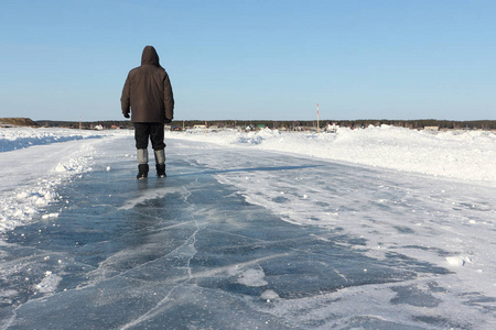 人走在冰道上冻储层照片