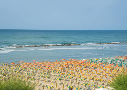 海滩日光浴浴床与遮阳伞