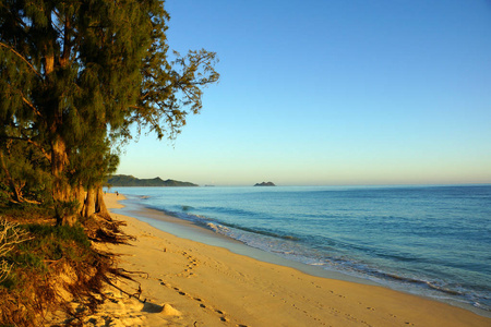 黎明的怀马纳洛海滩望着莫库鲁亚群岛