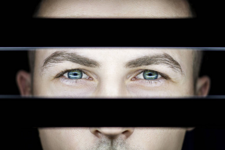 男人的脸发光篦,反射光线的眼睛的另一边.对比肖像照片