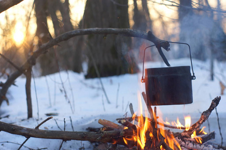 冬天森林里火上的一壶开水变暖了