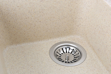 厨房水槽中的不锈钢排水孔照片