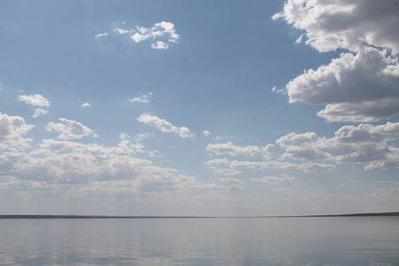 天空体现在水 空旷的海滩湖，夏日的天空 性质 蓝云