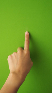 人的手指触摸或指向绿色屏幕上