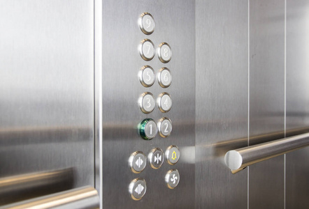 按钮和扶手在现代电梯商务中心